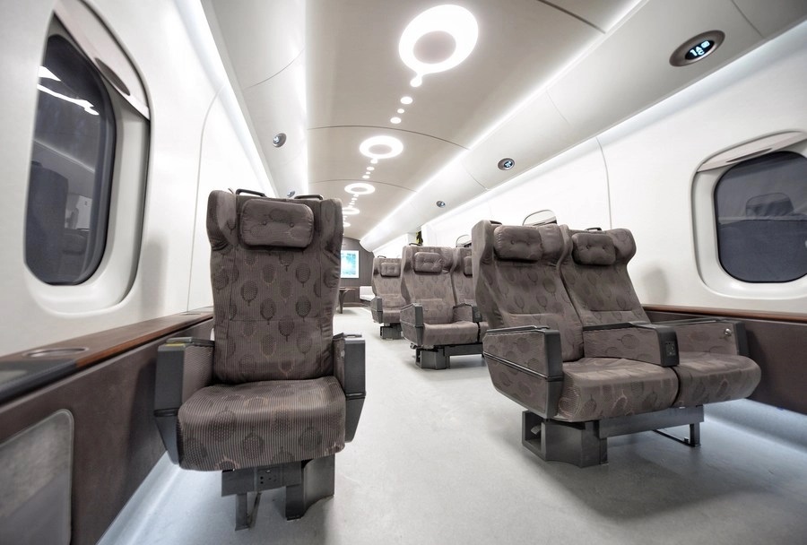 Linhas arrojadas no interior de um dos vagões de passageiros (Divulgação)